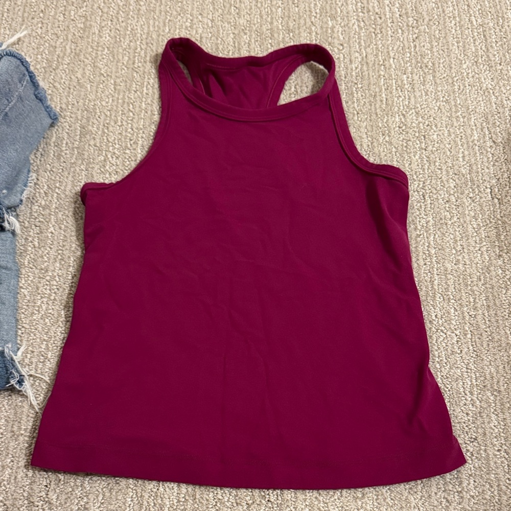 Womens lululemon tank top 

Size 6

No style tags attached